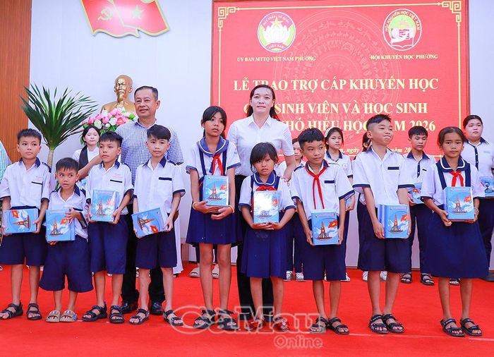 Chủ tịch Uỷ ban MTTQ Việt Nam Phường Lý Văn Lâm Võ Bích Thuỷ và ông Trương Dư Thái, Chủ tịch Hội Khuyến học phường, trao tập cho các em học sinh.