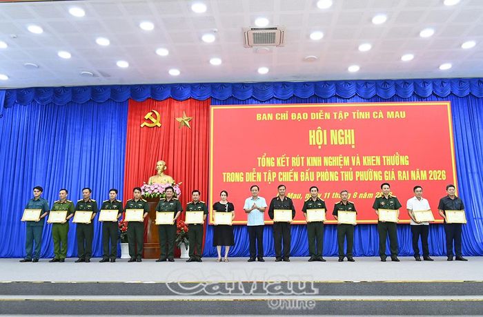 Đồng chí Huỳnh Quốc Việt, Phó Bí thư Thường trực Tỉnh uỷ, Phó Trưởng ban Chỉ đạo diễn tập tỉnh, trao Bằng khen của Chủ tịch UBND tỉnh cho đại diện 17 tập thể có thành tích xuất sắc trong diễn tập chiến đấu phòng thủ phường Giá Rai.