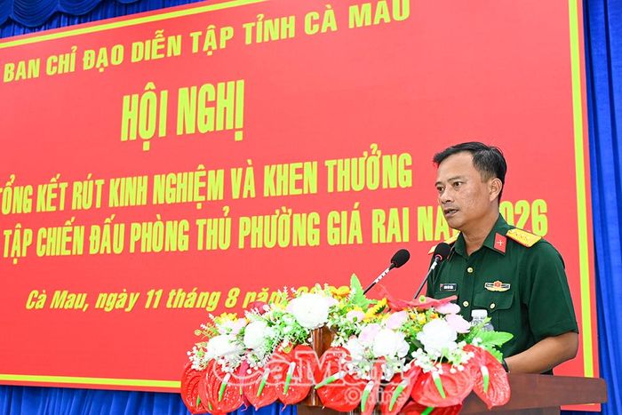 Thượng tá Lương Văn Thắng, Chỉ huy trưởng Ban CHQS phường Giá Rai, báo cáo kết quả diễn tập tại hội nghị.