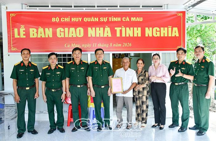 Đoàn công tác chụp ảnh lưu niệm cùng gia đình ông Lý Văn Thuỷ