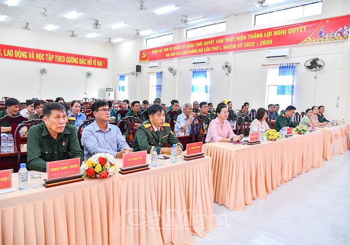 Các đại biểu và thân nhân gia đình liệt sĩ Lê Văn Mảnh tại buổi lễ trao Bằng “Tổ quốc ghi công”.