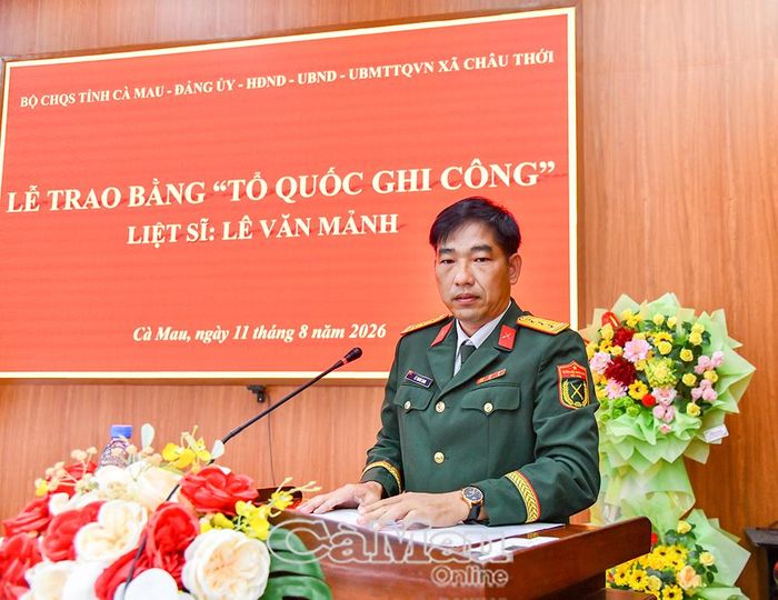 Thượng tá Lê Thanh Sang, Phó Chủ nhiệm Chính trị Bộ CHQS tỉnh Cà Mau, công bố Quyết định của Thủ tướng Chính phủ về việc cấp Bằng “Tổ quốc ghi công” đối với liệt sĩ Lê Văn Mảnh.