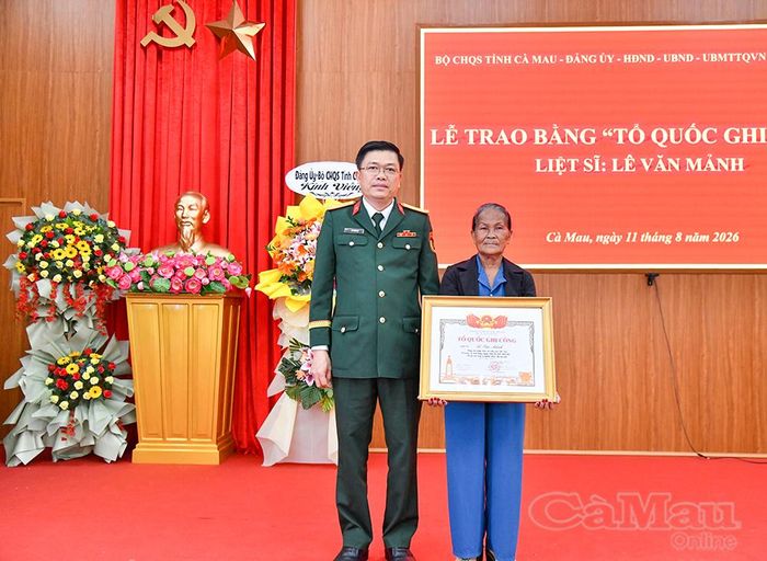 Thừa uỷ quyền, Đại tá Võ Thành Lê, Chính uỷ Bộ CHQS tỉnh Cà Mau, trao Bằng “Tổ quốc ghi công” đến thân nhân liệt sĩ Lê Văn Mảnh.