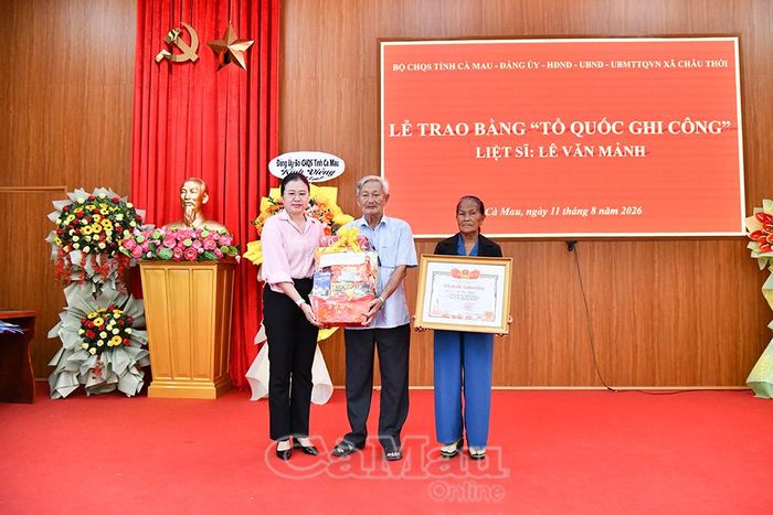 Đồng chí Trương Ngọc Thảo, Bí thư Đảng uỷ, Chủ tịch HĐND xã Châu Thới, trao phần quà đến thân nhân gia đình liệt sĩ Lê Văn Mảnh.