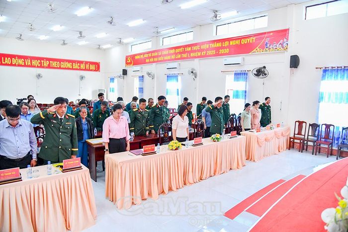 Các đại biểu thực hiện nghi thức tưởng niệm, tri ân liệt sĩ Lê Văn Mảnh.