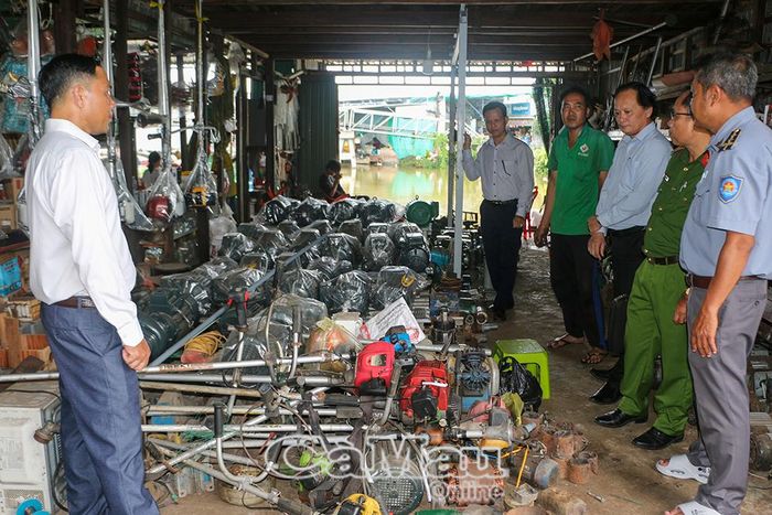 Đoàn kiểm tra thực tế tại cơ sở mua bán, sửa chữa ngư cụ tại xã U Minh.