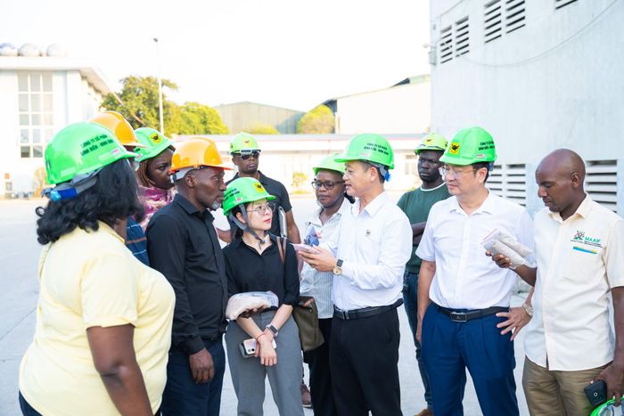 Ông Nguyễn Đức Thọ - Giám đốc Công ty CP Bình Điền Ninh Bình giới thiệu các sản phẩm phân bón với đoàn công tác Uganda 