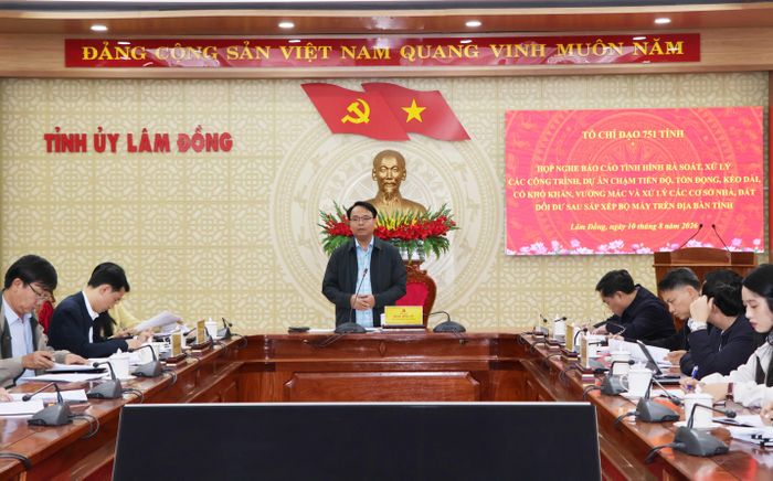 Đồng chí Đặng Hồng Sỹ - Phó Bí thư Thường trực Tỉnh ủy Lâm Đồng - yêu cầu UBND tỉnh chỉ đạo các đơn vị được giao tiếp nhận, quản lý cơ sở nhà, đất dôi dư sớm xây dựng lộ trình đấu giá, cho thuê đối với các cơ sở nhà, đất dôi dư đủ điều kiện… Ảnh: lamdong.gov.vn