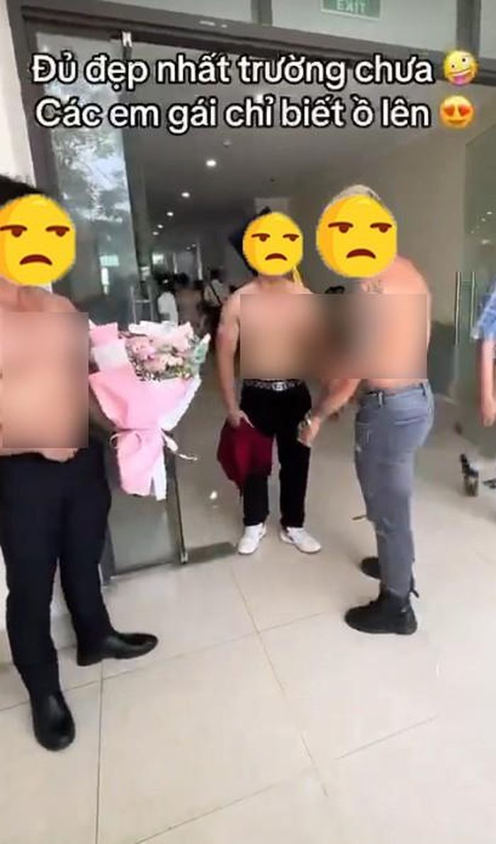 Nhóm sinh viên cởi trần ngay tại sảnh trường học.