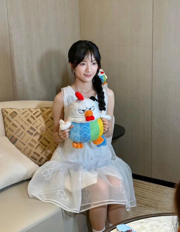 Khi tham gia các sự kiện, cô nàng cũng chọn các thiết kế nhẹ nhàng, kín đáo. Nguồn: Weibo