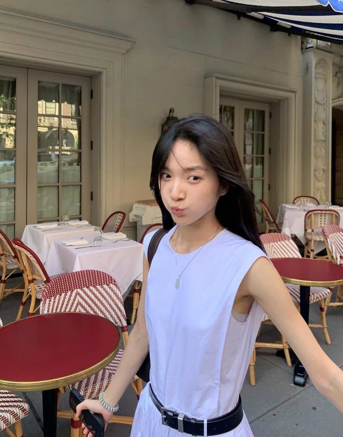 Phong cách trẻ trung, nữ tính ngoài đời thường của cô nàng diễn viên sinh năm 2004. Nguồn: Weibo