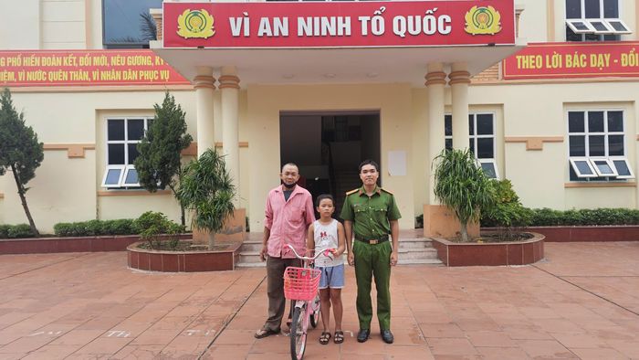 Ông ngoại đón cháu Nhi tại trụ sở Công an phường. Ảnh: CACC.
