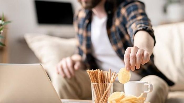 Thói quen ăn một chút bánh, kẹo, chè hoặc các loại hạt... giữa giờ làm việc khá phổ biến với dân văn phòng. Ảnh minh họa↵
