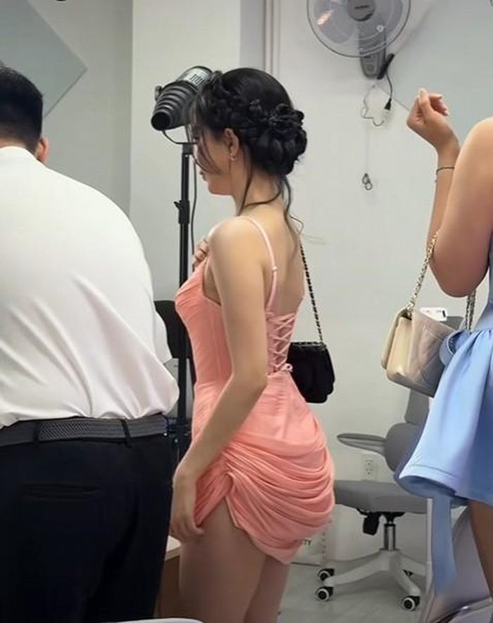 Ngọc Trinh qua camera thường vẫn sở hữu vóc dáng đáng ngưỡng mộ. Ảnh FBNV