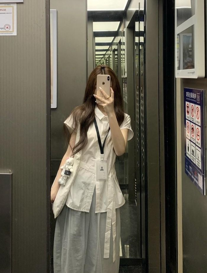 Nhiều người có thói quen "pose" vài pô ảnh trong thang máy.