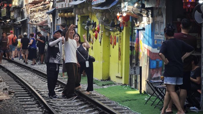 Vẫn có khá nhiều khách du lịch, chủ yếu là khách nước ngoài tại khu vực "phố cà phê đường tàu" Hà Nội. Ảnh: NXH