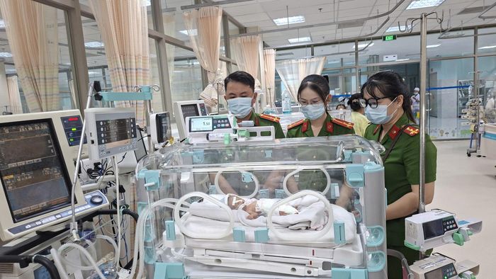 Cháu bé đang được điều trị tích cực tại bệnh viện Sản – Nhi An Giang.