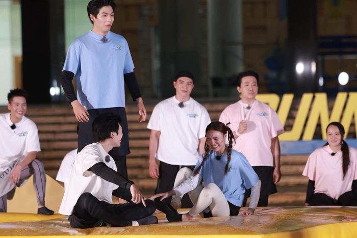 Các thành viên Running Man Vietnam 2026 tranh tài trong thử thách kết hợp thể lực và kiến thức. (Ảnh: FBNV)