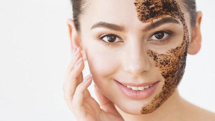 Để hạn chế tình trạng mụn đầu đen bạn nên tẩy tế bào chết khoảng 2 lần mỗi tuần. Ảnh minh họa