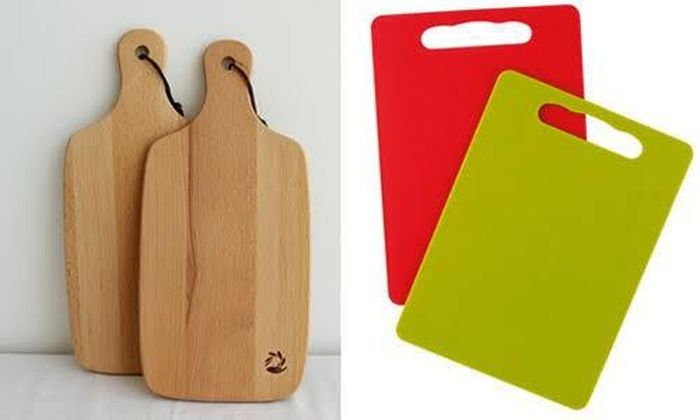 Dùng chung thớt cho đồ sống và chín dễ gây nhiễm khuẩn chéo. Ảnh minh họa