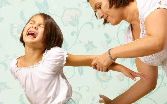 Trẻ cần được giáo dục bằng yêu thương và giới hạn rõ ràng. Ảnh minh họa