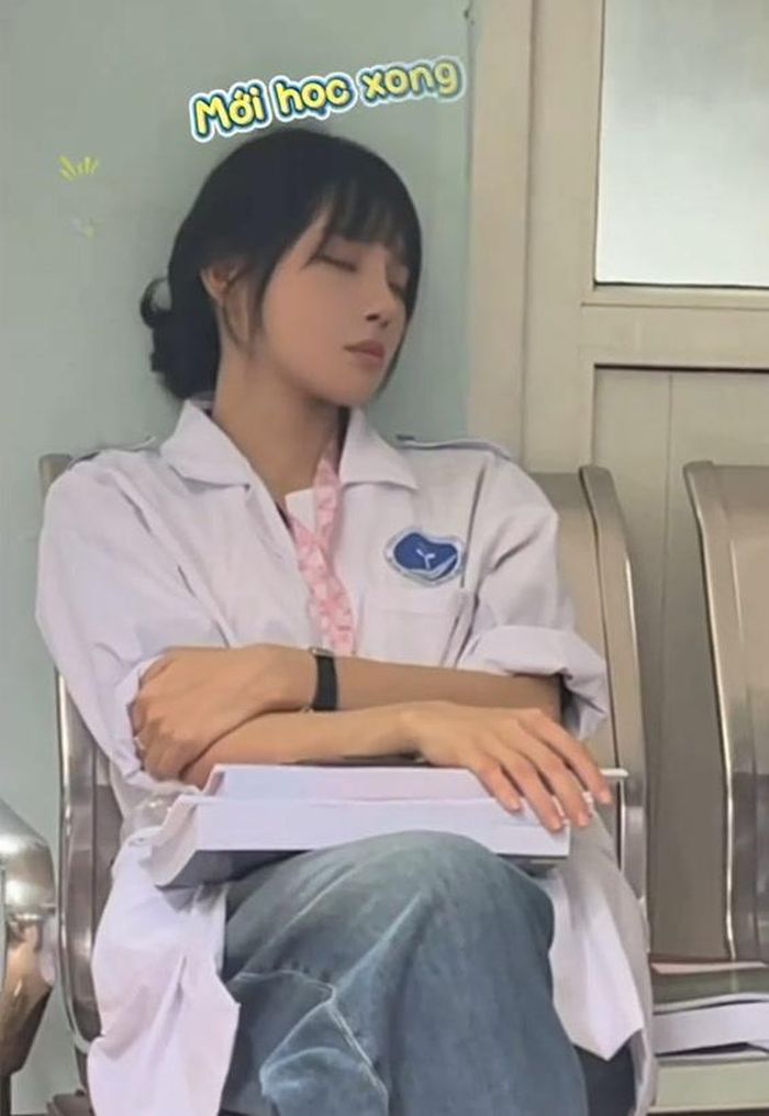 Visual của bà xã Vũ Văn Thanh khi đi học Y khoa.