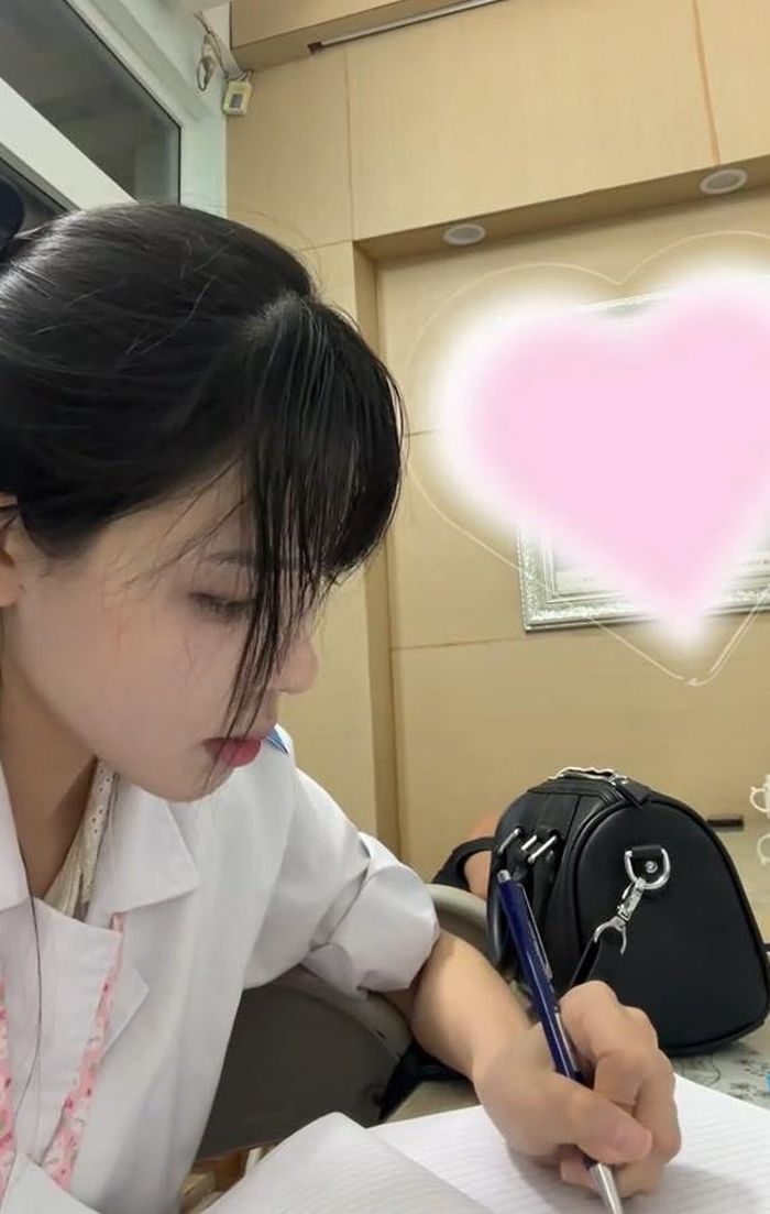 Nàng WAG Trần Bích Hạnh chăm chú ghi chép khi đi học.