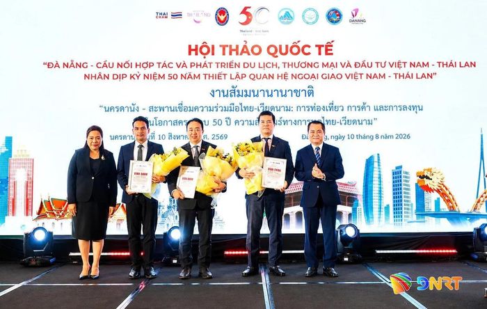 Tổng Lãnh sự Thái Lan tại Thành phố Hồ Chí Minh Wiraka Moodhitaporn (bìa trái) và Chủ tịch Liên hiệp các tổ chức hữu nghị thành phố Nguyễn Ngọc Bình (bìa phải) tặng hoa cho các đơn vị tài trợ. Ảnh: Ngọc Hà/DNRT