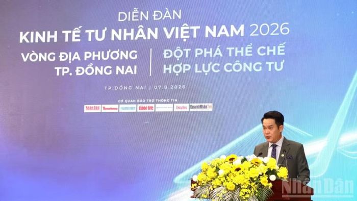Ông Đặng Hồng Anh - Phó Chủ tịch Hội Liên hiệp Thanh niên Việt Nam, Chủ tịch Hội Doanh nhân trẻ Việt Nam phát biểu tại diễn đàn. Ảnh: Báo Nhân Dân 