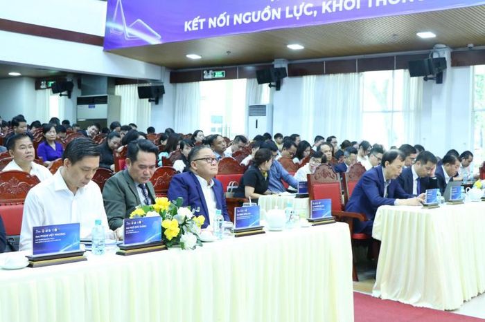 Lãnh đạo TP Đồng Nai và các doanh nghiệp tham gia diễn đàn. Ảnh: Bách Việt 