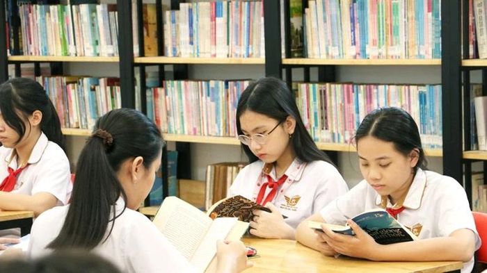 Thực hiện chính sách miễn phí sách giáo khoa giáo dục phổ thông và các khoản hỗ trợ đầu năm học 2026-2027. Ảnh: VGP.