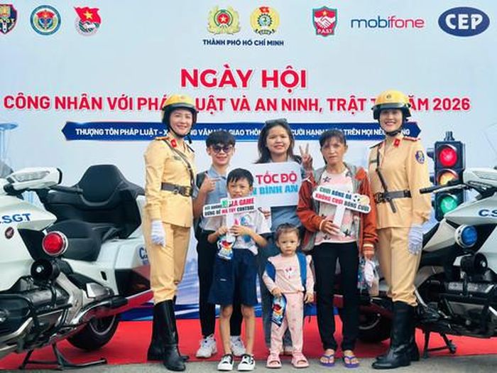 Giao lưu, chụp ảnh cùng các nữ Cảnh sát giao thông
