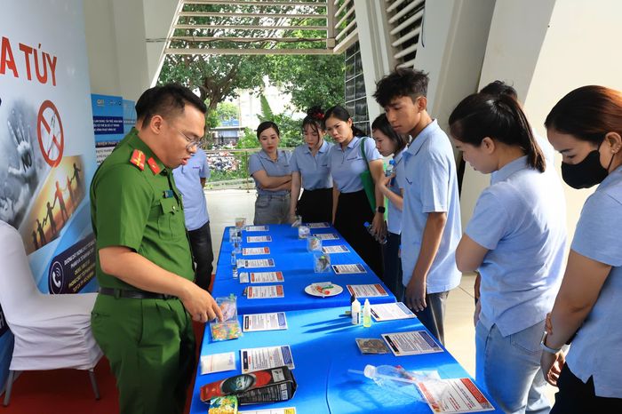 Công nhân, người lao động nhận diện các loại ma túy thông qua mẫu vật mô phỏng