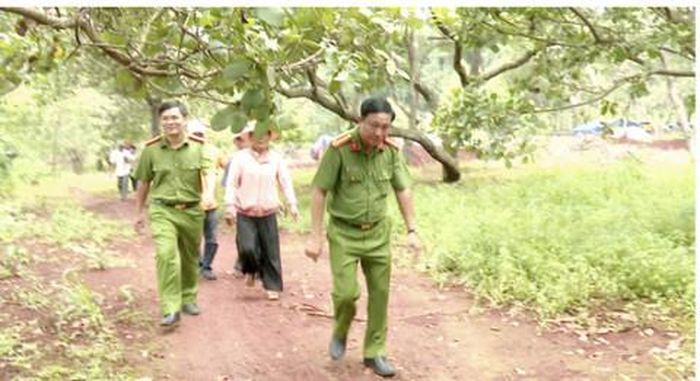 Công an xã Thuận Lợi đưa người thân đến gặp ông Khỏi