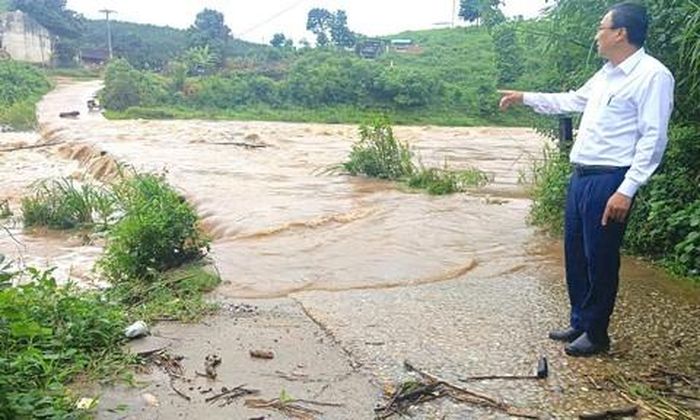Lãnh đạo xã Đăk Long kiểm tra tình trạng cầu Đăk Ák bị ngập.