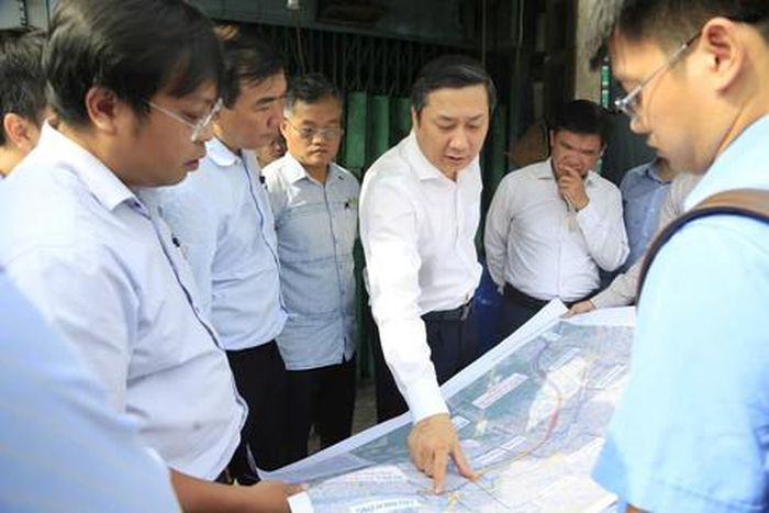 Đoàn HĐND TPHCM khảo sát khu vực giải tỏa cải tạo bờ Nam Kênh Đôi