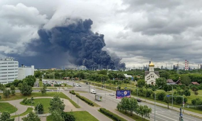 Khói bốc lên từ một nhà máy lọc dầu sau vụ tấn công bằng máy bay không người lái của Ukraine ở Moscow, Nga vào ngày 18/6 - Ảnh: Reuters