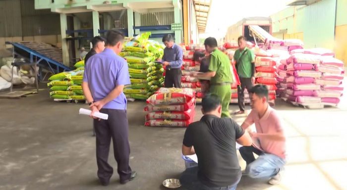  Lực lượng chức năng kiểm tra kho phân bón trong quá trình điều tra vụ án. 