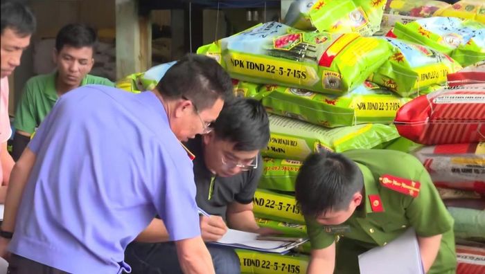  Cơ quan chức năng kiểm tra, lập biên bản tại khu vực tập kết các sản phẩm phân bón. 