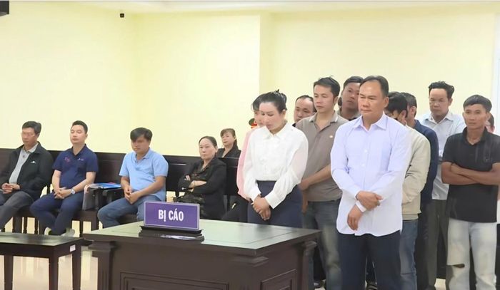  Các bị cáo tại phiên tòa nghe Hội đồng xét xử công bố nội dung vụ án.