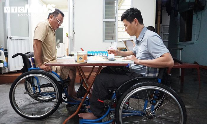 Thi thoảng, các thành viên sẽ vận động bằng cách nhổm dậy ngay trên xe lăn để chống mỏi. (Ảnh: Tiến Thắng)