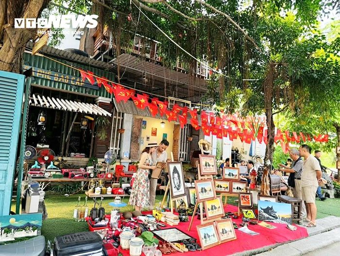 Tranh ghép từ than đá được trưng bày, giới thiệu tới người dân. Tuy nhiên, trăn trở lớn nhất của nhóm là việc lan tỏa để nhiều người biết đến sản phẩm mới giúp tạo công việc ổn định. (Ảnh: Đỗ Minh)