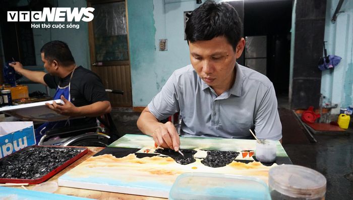 Là người khuyết tật có hoàn cảnh éo le nhất trong nhóm nhưng anh Cường chưa bao giờ than trách số phận, luôn hướng về phía trước bằng cách hoàn thành công việc một cách chỉn chu nhất. (Ảnh: Tiến Thắng)