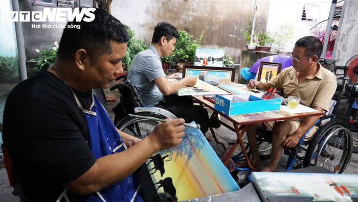 Khoảng sân của nhà anh Hoàng Hữu Tấn tại phường Cẩm Phả cũng là xưởng chế tác tranh ghép than đá của những “nghệ sĩ” khuyết tật. (Ảnh: Tiến Thắng)