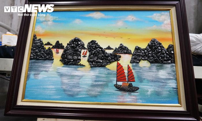 Những bức tranh ghép từ than đá được làm hoàn toàn thủ công có giá từ vài trăm nghìn đến khoảng 2 triệu đồng/bức. (Ảnh: Tiến Thắng)