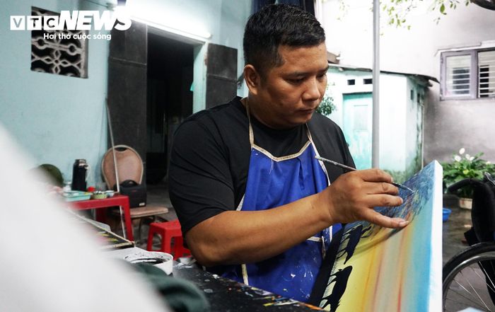 Họa sĩ Đỗ Trọng Minh đảm nhận khâu phác thảo những bức tranh trước khi phối ghép than đá. (Ảnh: Tiến Thắng)