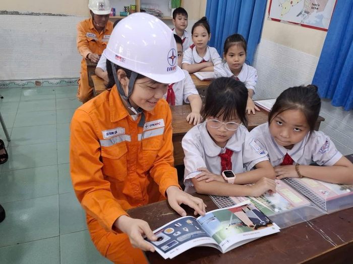 Công ty Điện lực Hưng Yên tuyên truyền, hướng dẫn học sinh sử dụng điện an toàn, nâng cao kỹ năng phòng tránh tai nạn điện trong mùa mưa bão.