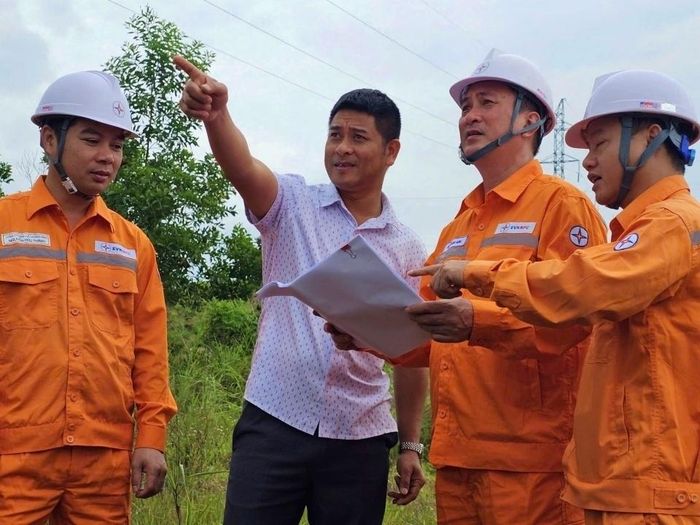 Công ty Điện lực Quảng Ninh tăng cường kiểm tra, củng cố lưới điện, phát quang hành lang tuyến và xử lý các vị trí có nguy cơ mất an toàn, chủ động ứng phó với thiên tai trong mùa mưa bão.