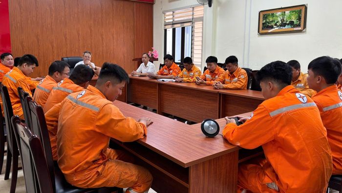 Các Điện lực trực thuộc Công ty Điện lực Cao Bằng tổ chức rà soát phương án, quán triệt nhiệm vụ và các yêu cầu về an toàn lao động, sẵn sàng ứng phó trong mùa mưa bão.