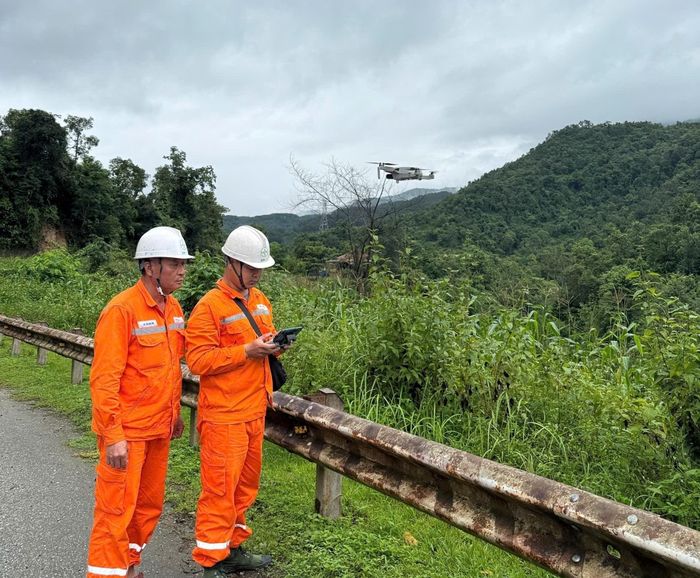 EVNNPC ứng dụng thiết bị bay không người lái (flycam) kiểm tra lưới điện tại các khu vực địa hình hiểm trở, kịp thời phát hiện các nguy cơ tiềm ẩn sự cố.